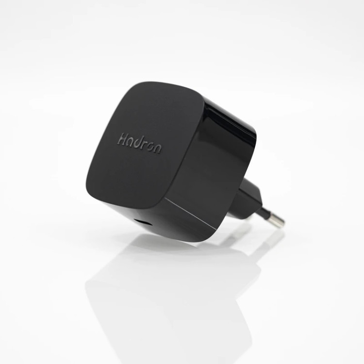 شارژر دیواری 25 وات هادرون مدل C1011 با اتصال به پریز دوشاخه و تکنولوژی شارژ سریع USB PD 1.0، دارای درگاه خروجی USB Type-C